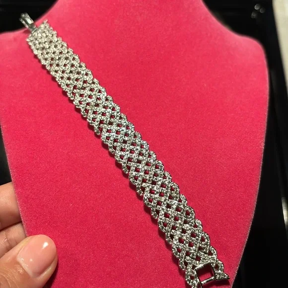 Authentic Swarovski Crisscrossed weave Diamond Bracelet. Excellent condition - Picture 3 of 17
